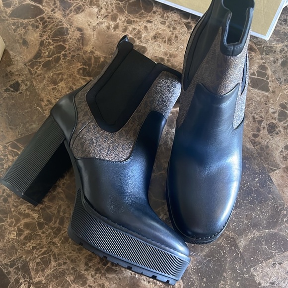 Michael Michael Kors Platform Chelsea Boot - Picture 5 of 9